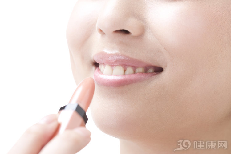 长期涂“润唇膏”会对身体有害吗，有多大影响？看完恍然大悟
