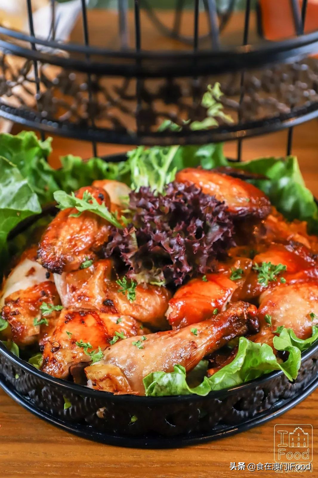 澳门探店｜新马路有一家人气斜坡西餐厅！菠萝BB猪必吃