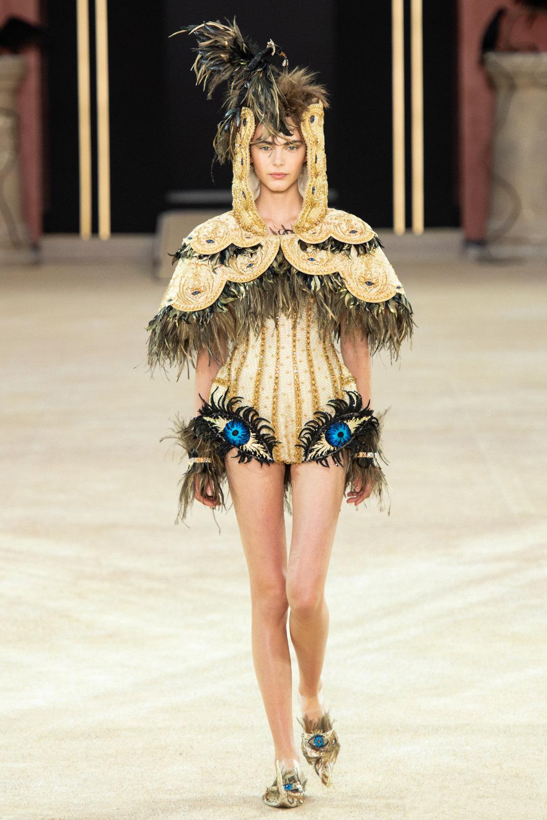 鬼脸连体服做开场，满身绣死亡象征乌鸦，惊悚秀场还是奇葩秀场？