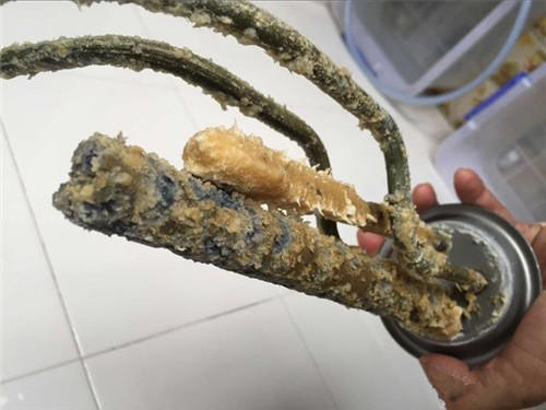 电热水器洗澡出水少、不热怎么办？跟老师傅学一招，一修便好