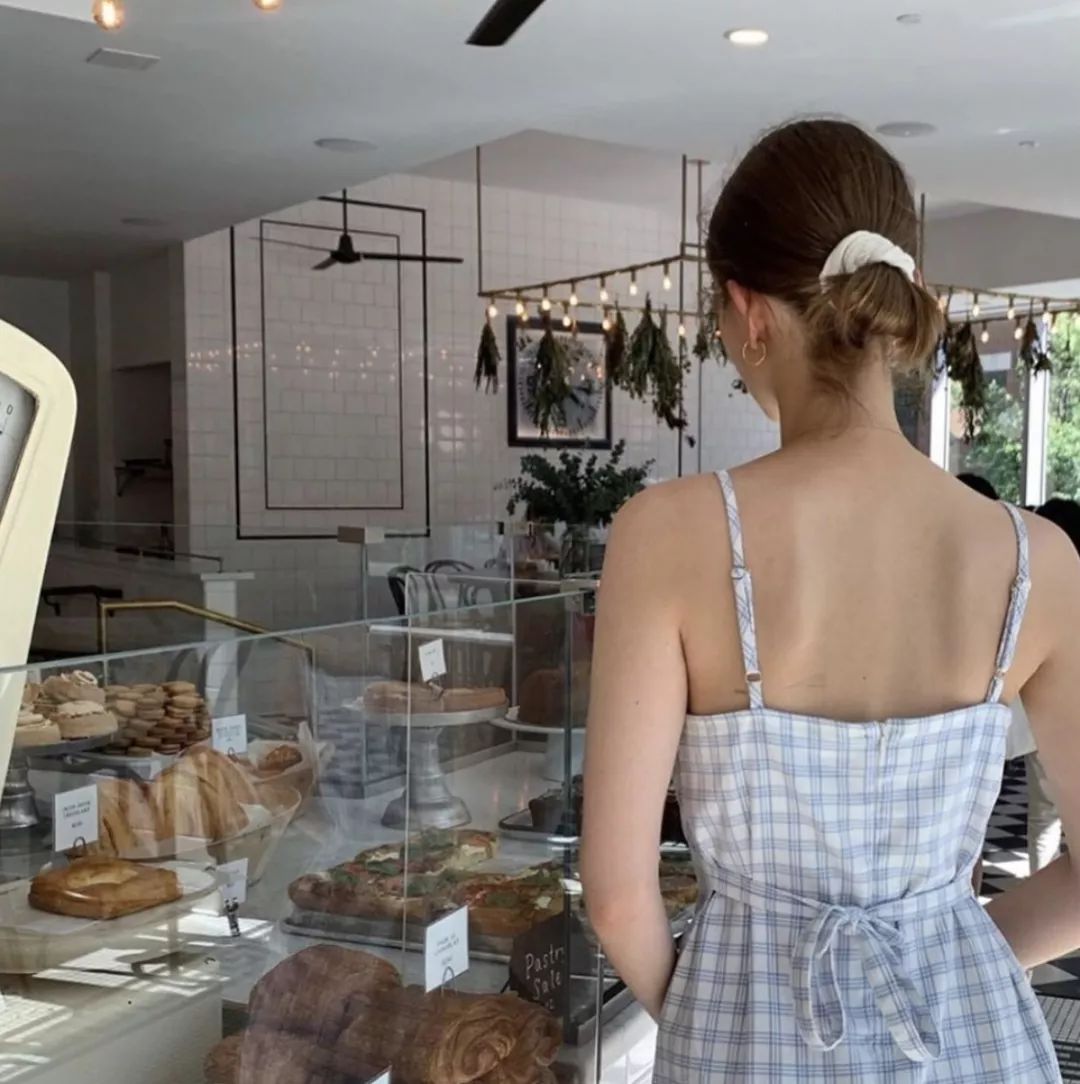 欧阳娜娜沉迷校服,欧阳娜娜优衣库水桶包