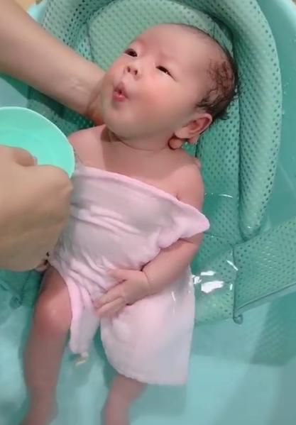 妈妈给宝宝洗澡的样子,宝宝一洗澡就拉粑粑