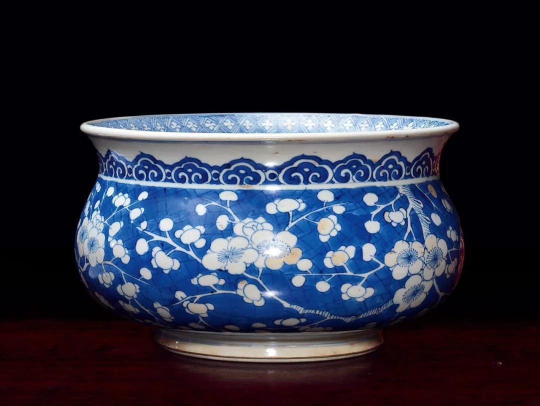 中国人喜欢的瓷器,康熙款青花加彩冰梅纹罐