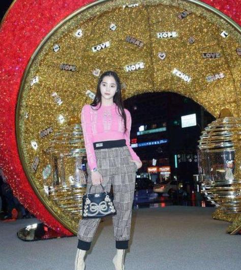 欧阳娜娜穿天空蓝背带裤,欧阳娜娜18岁演唱会黑色礼服