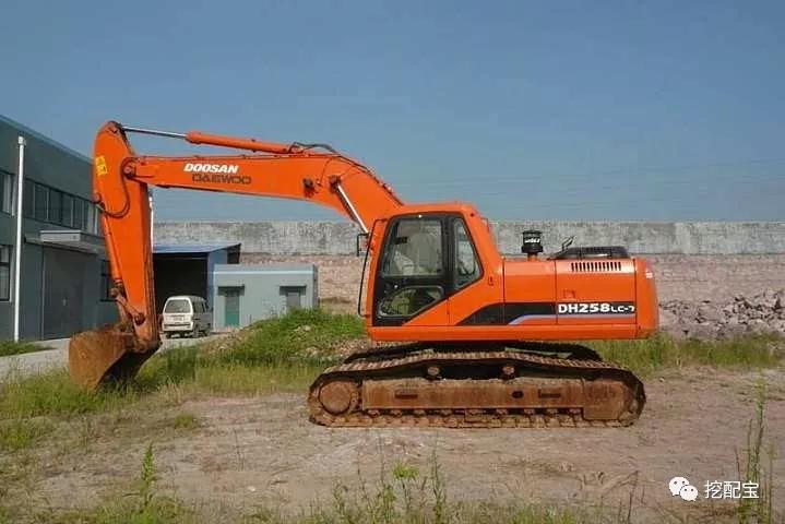 买二手挖机一定要避开这些坑,买二手挖机如何辨别和遇到哪些坑