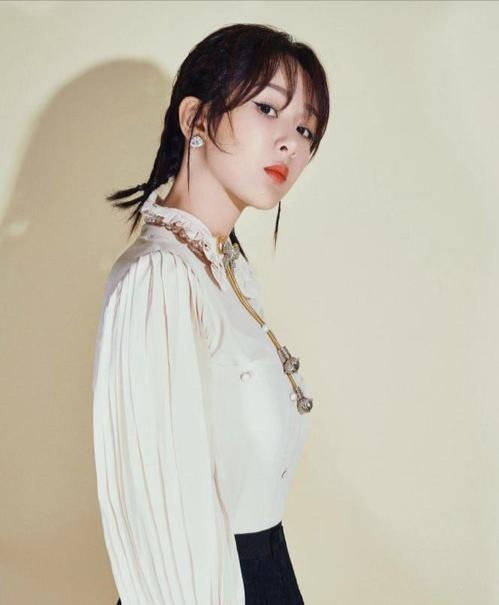 减龄发型丸子头女2020流行发型,什么发型半扎丸子头减龄