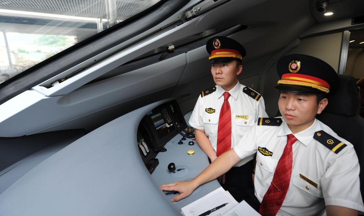 高铁司机每月工资多少钱,高铁司机一般工资多少