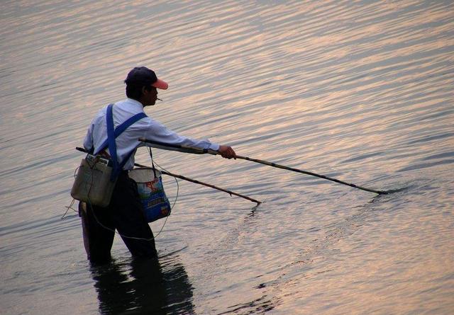 钓鱼遇到电鱼怎么举报,钓鱼时遇到警察