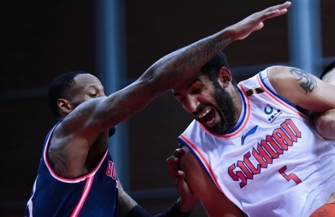 广东对战浙江赵睿怒吼庆祝,广东队赵睿霸气瞬间