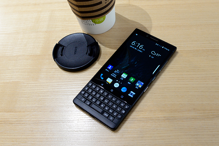 “没落皇族”的逆袭,全键盘BlackBerryKEY2