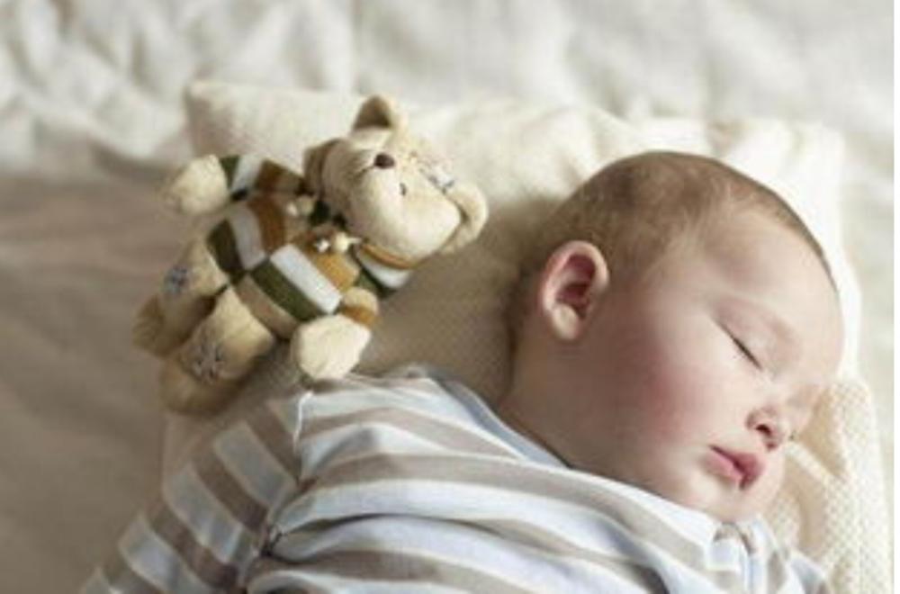 宝宝晚上没醒尿不湿很满需要换吗,宝宝晚上睡整觉怎么换尿不湿