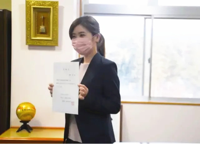 福原爱接受聘书,福原爱找到新工作