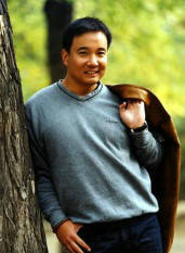 一条广告将他捧红，好心办事却锒铛入狱，“燕舞小子”今何在？