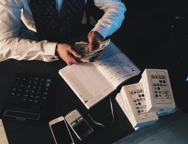 有钱不愿意借的就没必要深交,一个人值不值得深交