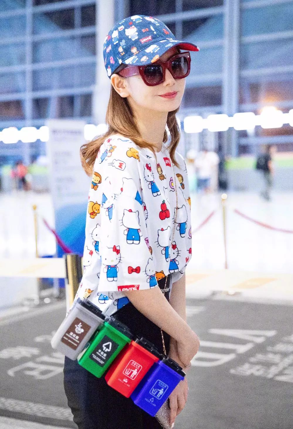 戚薇公益捡垃圾,戚薇机场垃圾分类包背身上太抢镜