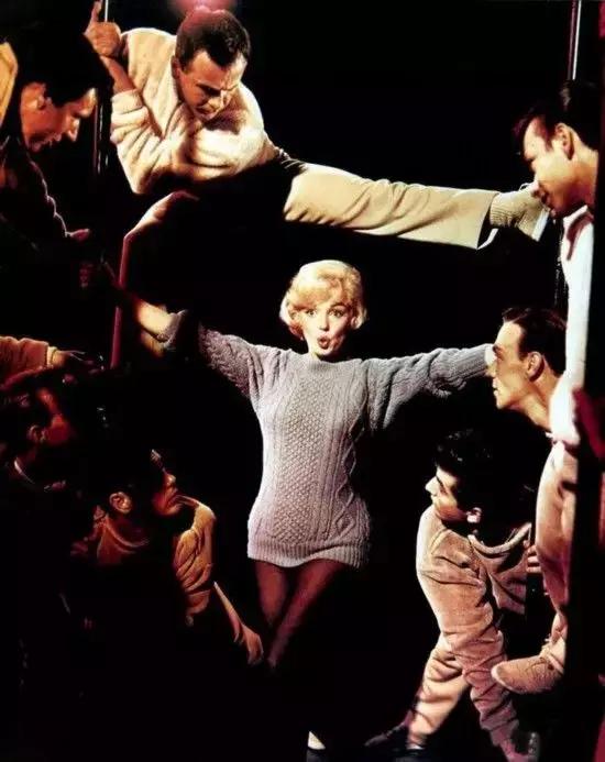 女人爱穿袜子是什么心理,女人爱穿的袜子