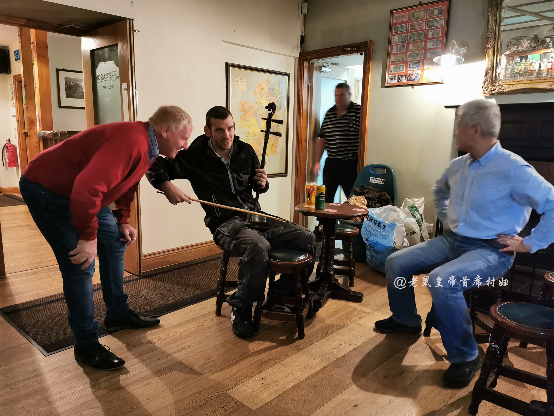 中国民乐奏响爱尔兰酒吧，老外听呆盛赞，纷纷热情款待博主