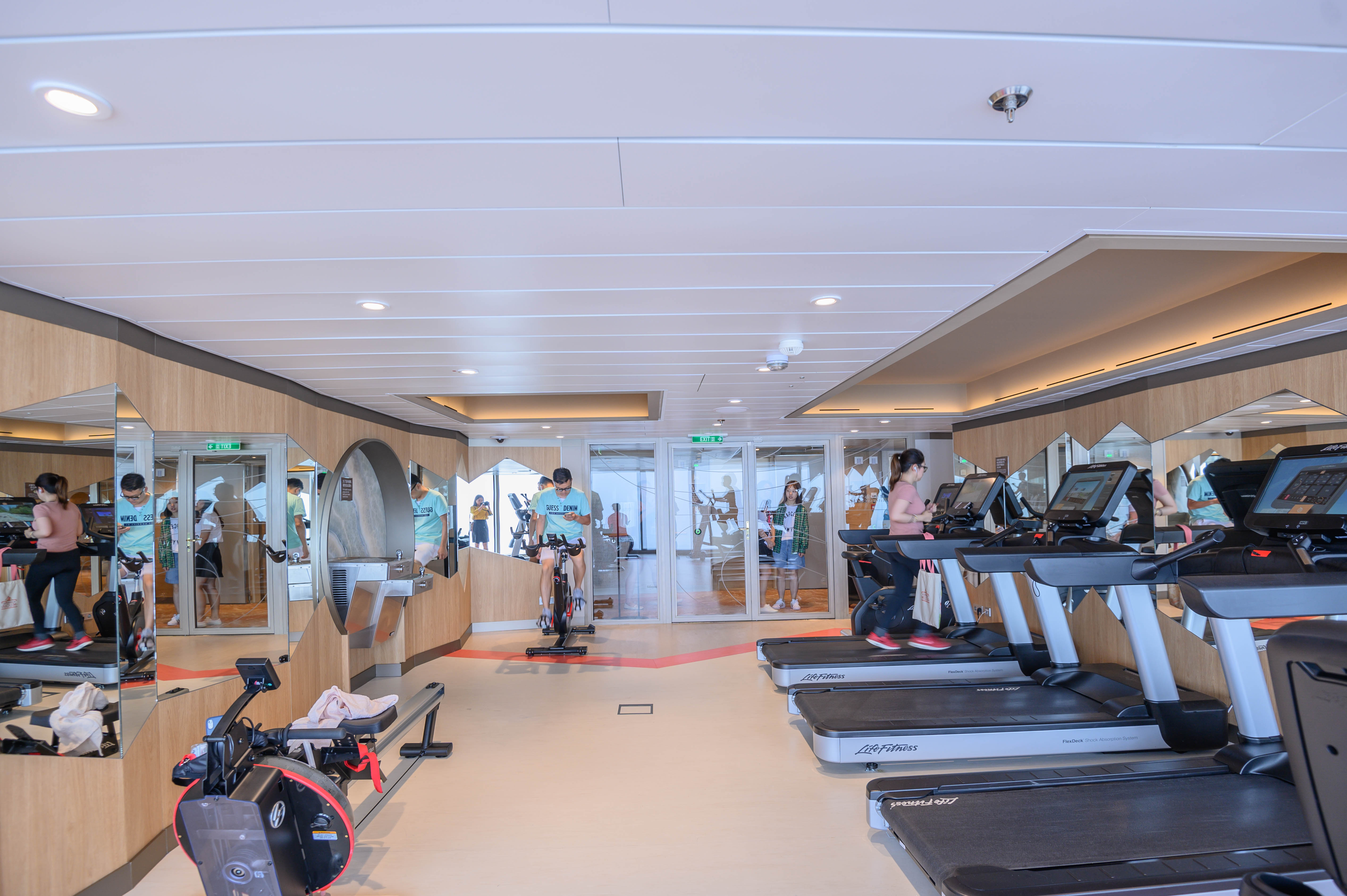 世界第一艘豪华邮轮,世界最大豪华邮轮首航