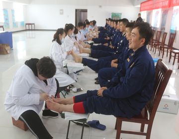 春播集团走近森林消防局机动支队一大队为指战员治疗脚疾