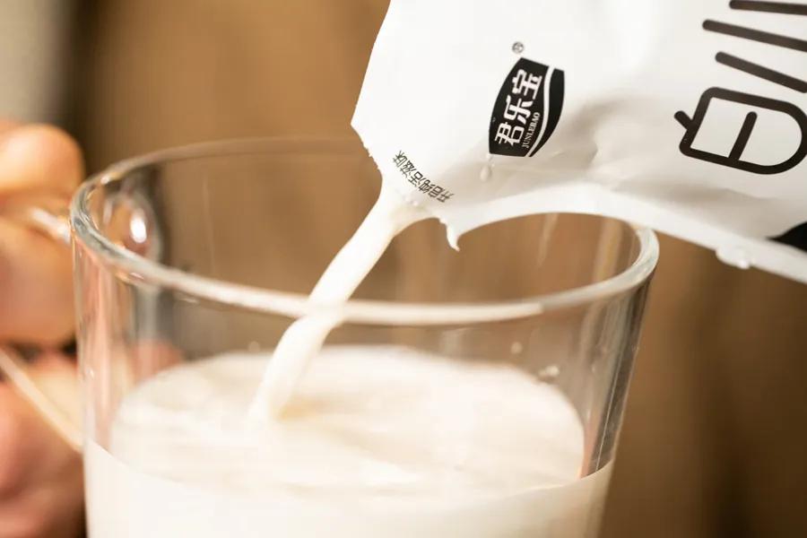 在李佳琪直播间买零食，是个划算的选择吗？