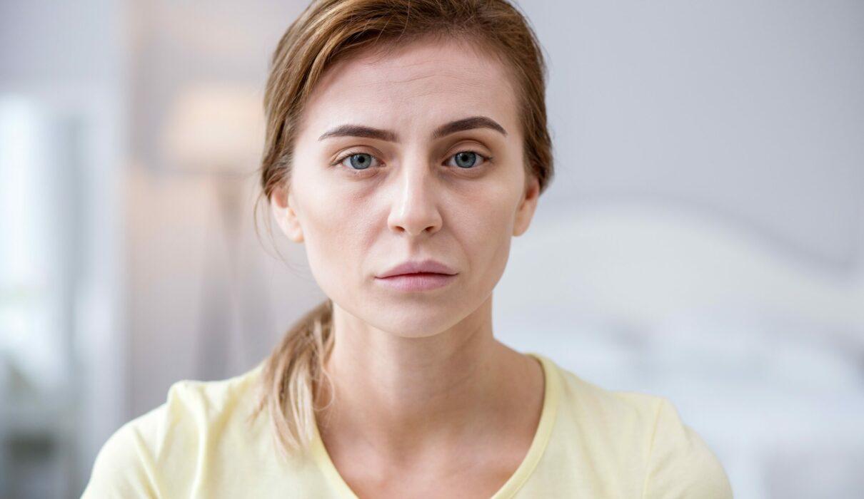 经血暗红还有碎血块儿什么原因,为什么我的经血是暗红色