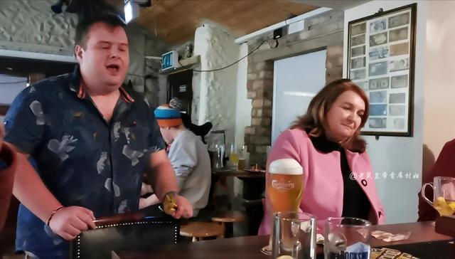 中国民乐奏响爱尔兰酒吧，老外听呆盛赞，纷纷热情款待博主