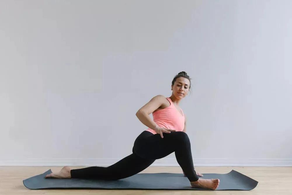 劈叉劈不下去练什么,劈叉胯不正怎么练