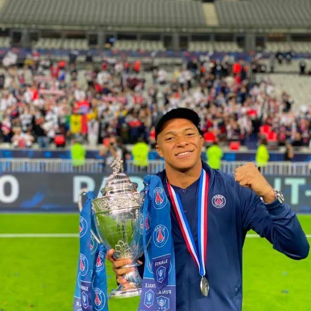 法国球迷半决赛赛后欢庆胜利,法国夺冠巴黎民众狂欢庆祝