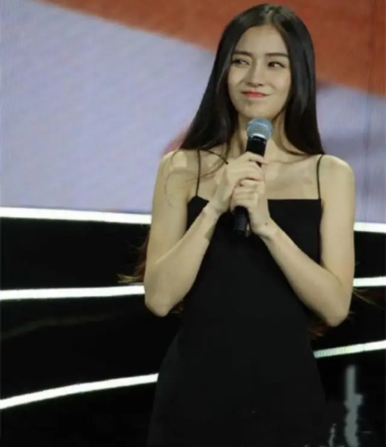 杨颖吊带裙造型,杨颖黑色单肩裙