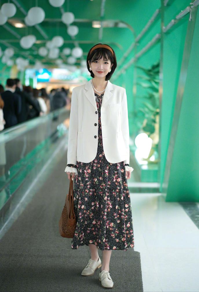 西装裙子今秋最in穿法巨美巨时髦,10种西装裙子的超好看搭配