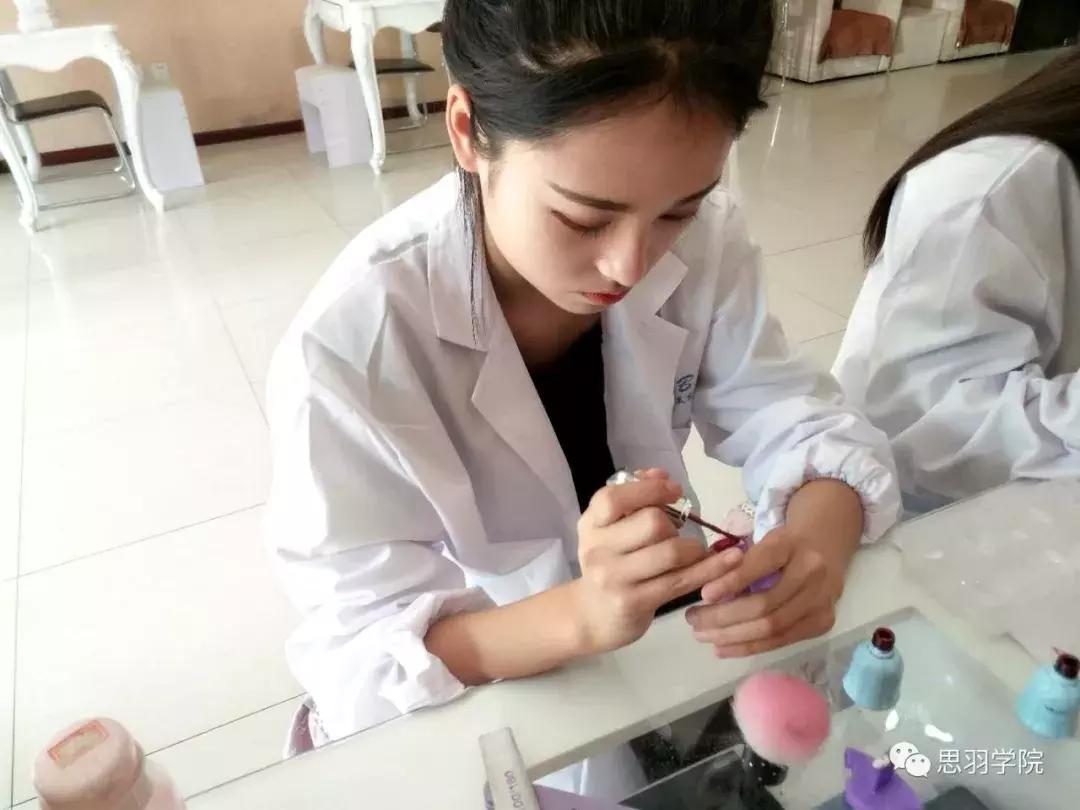 美甲店吸引客户进店,美甲店怎样与顾客沟通