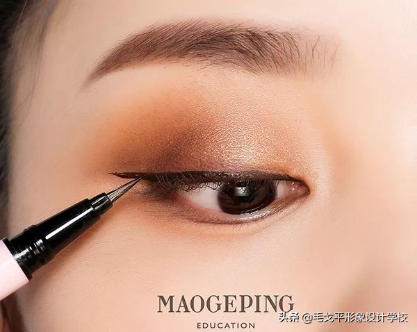 如何画眼妆才能有神又自然,娇邦电眼双头眼妆组合