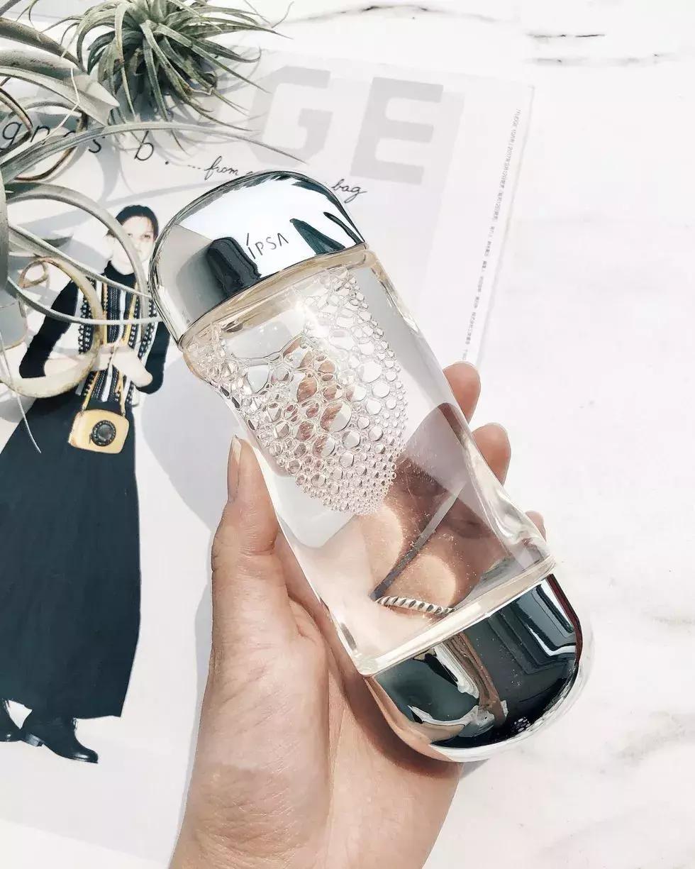 这瓶化妆水解决了白领90%的肌肤问题，日本小姐姐的秘密*器武**