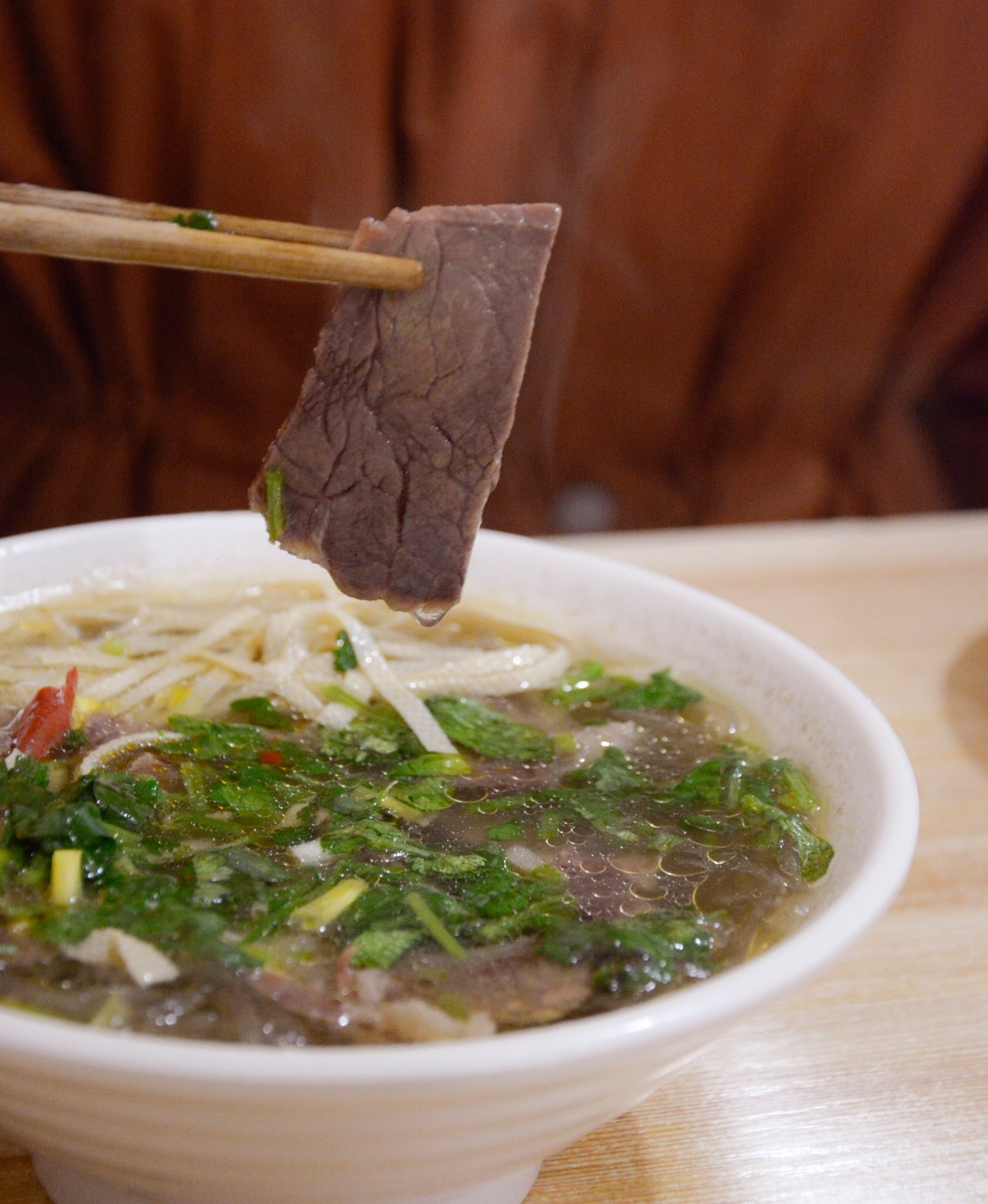 中年夫妻开的牛肉汤店，生意火爆，每天200斤牛肉都不够卖