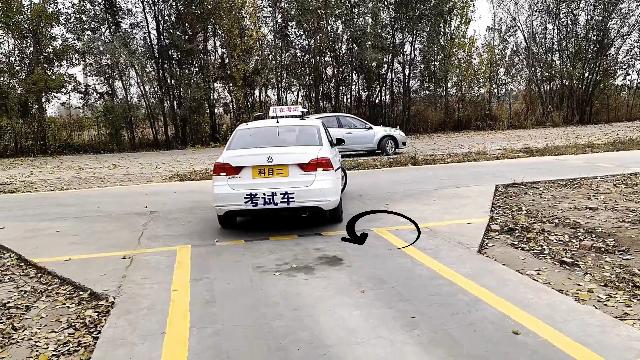 库口没有虚线的倒车入库怎么练习？用手一比划，100分一把过