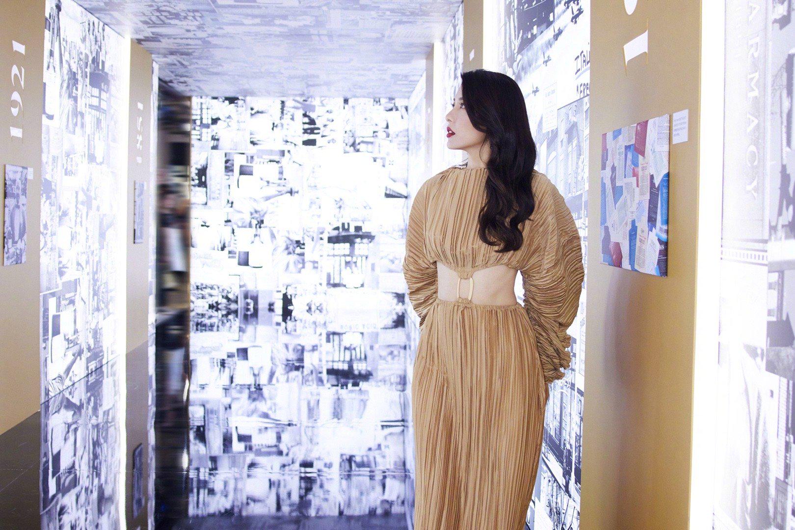 46岁曾黎曼妙身姿,曾黎一字肩鱼尾裙