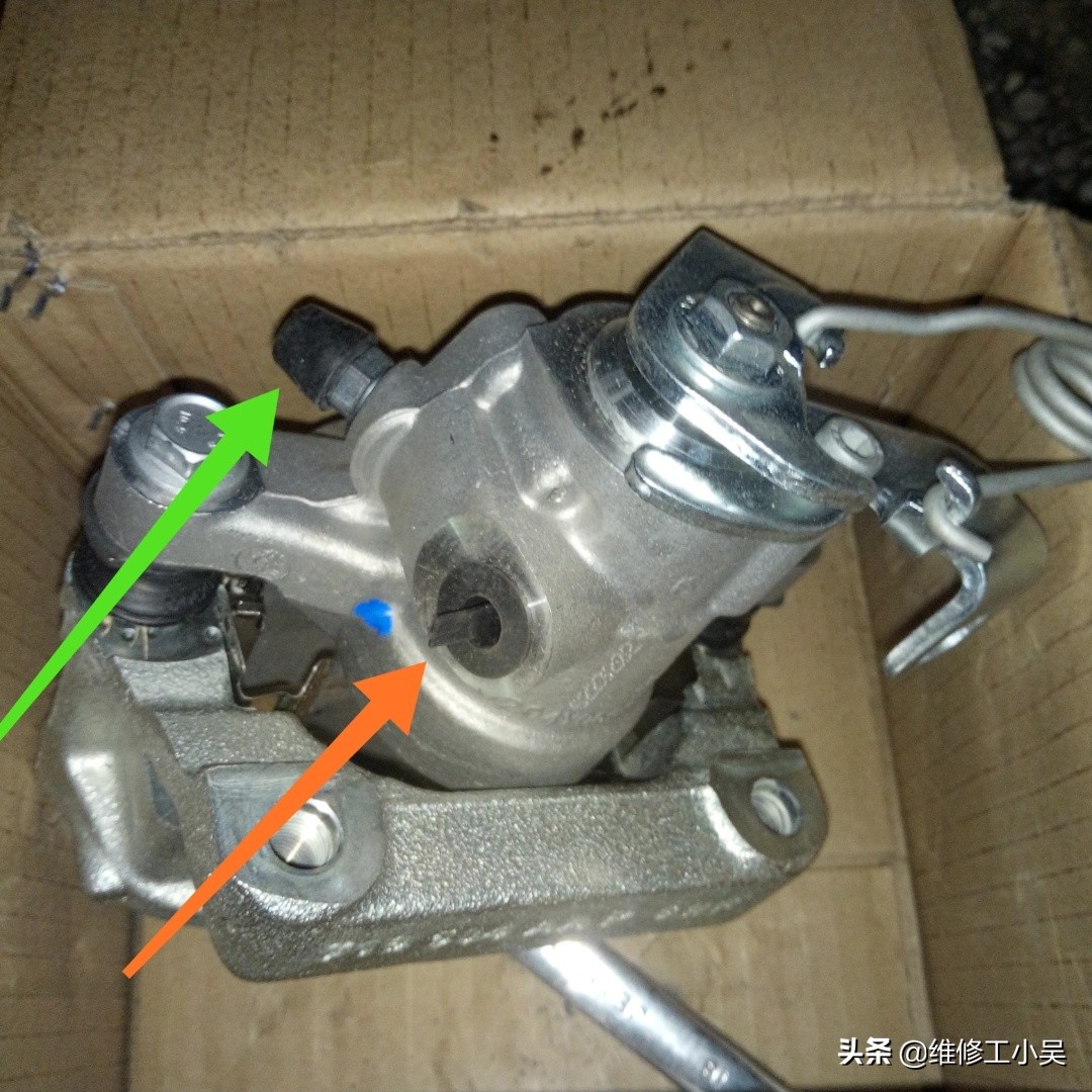 标致408刹车油液位传感器在哪里,标致408换刹车油壶感应器