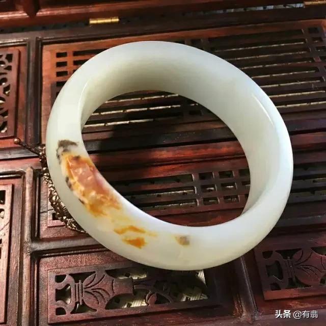 翡翠手镯戴的方法,玉手镯要怎样戴和脱