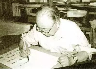 启功写1厘米小字清秀可爱,启功32岁时的小字