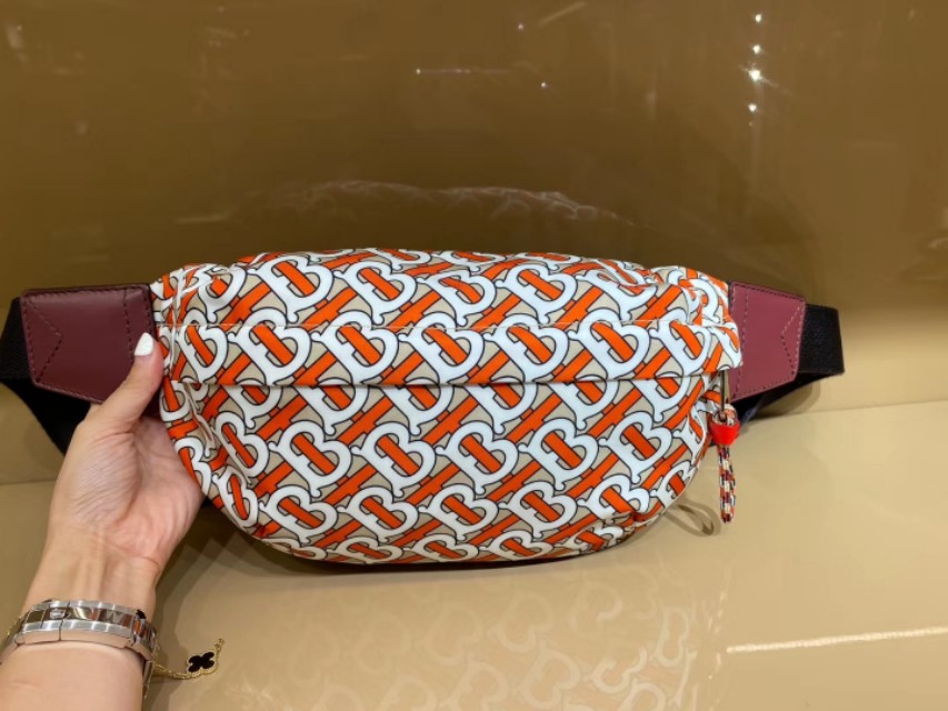 李小璐带你走进Burberry巴宝莉，其实很便宜