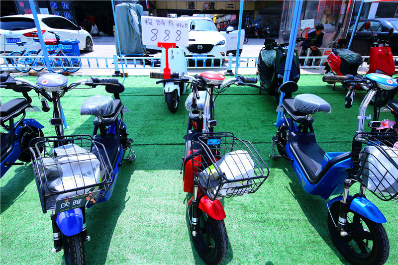 为了带老伴出去游玩方便两千多买了一辆两轮电动车