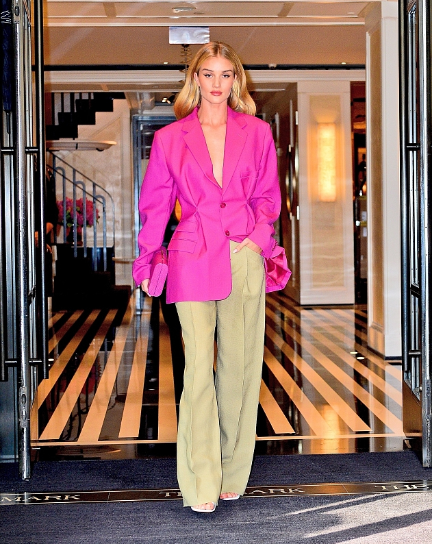 玫红色怎么穿搭不土气,玫红色如何穿好看图片