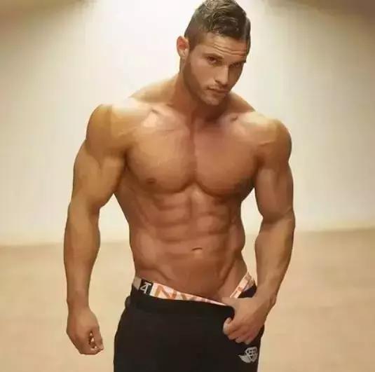 胸肌的四种胸型,男生方形胸肌和八字胸对比