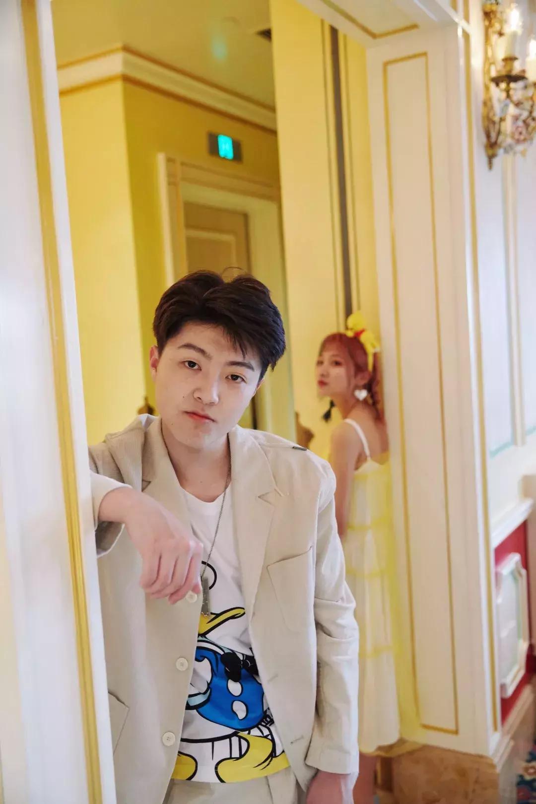 我们在上海迪士尼里玩耍了一天，发现穿的美才能玩的好！