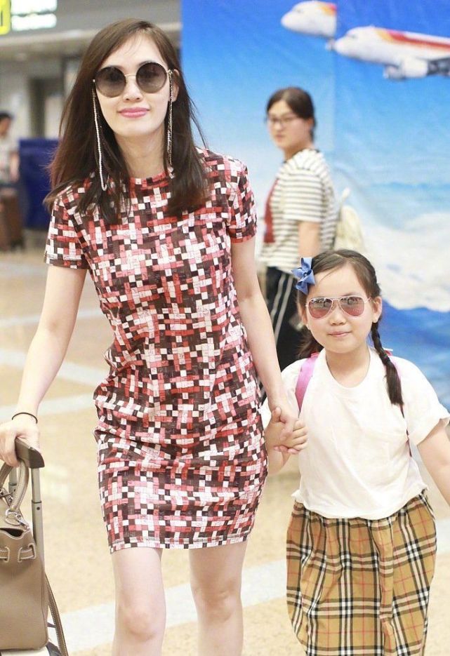 王宝强开豪车接送儿子，王子豪身高已到爸爸胸口，自强独立受好评