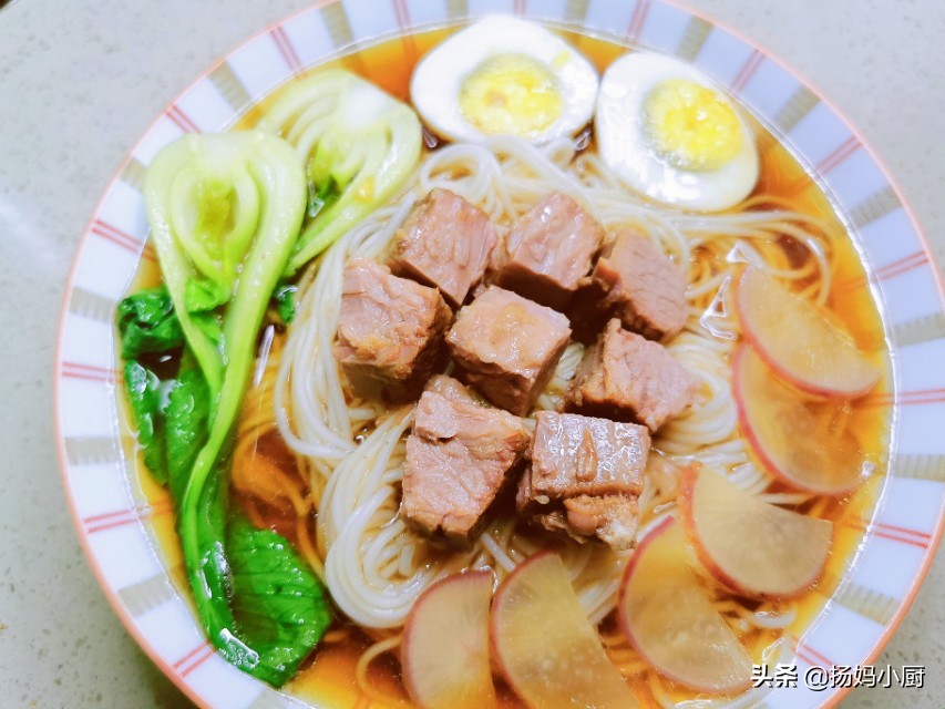 一清二白三红四绿五黄打三个字,一清二白四绿五黄