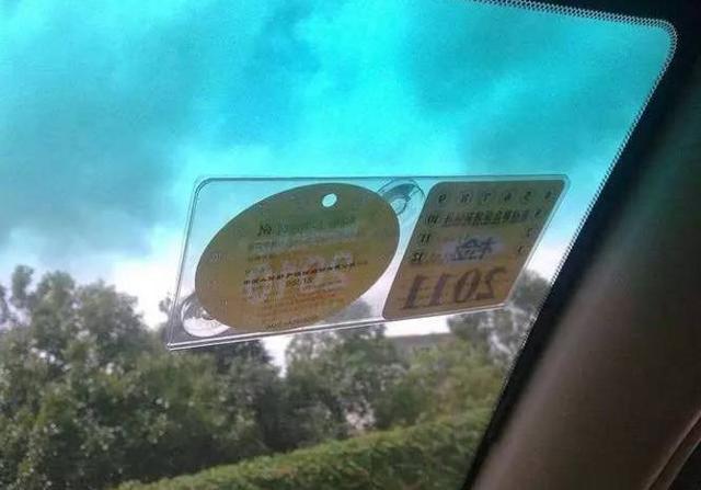 汽车玻璃上的广告贴纸怎么去除,玻璃上的塑料贴纸老化怎么去除