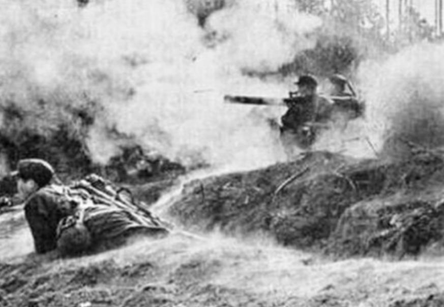 越战老兵回到曾经战斗过的地方,越战老兵讲述当年挡子弹