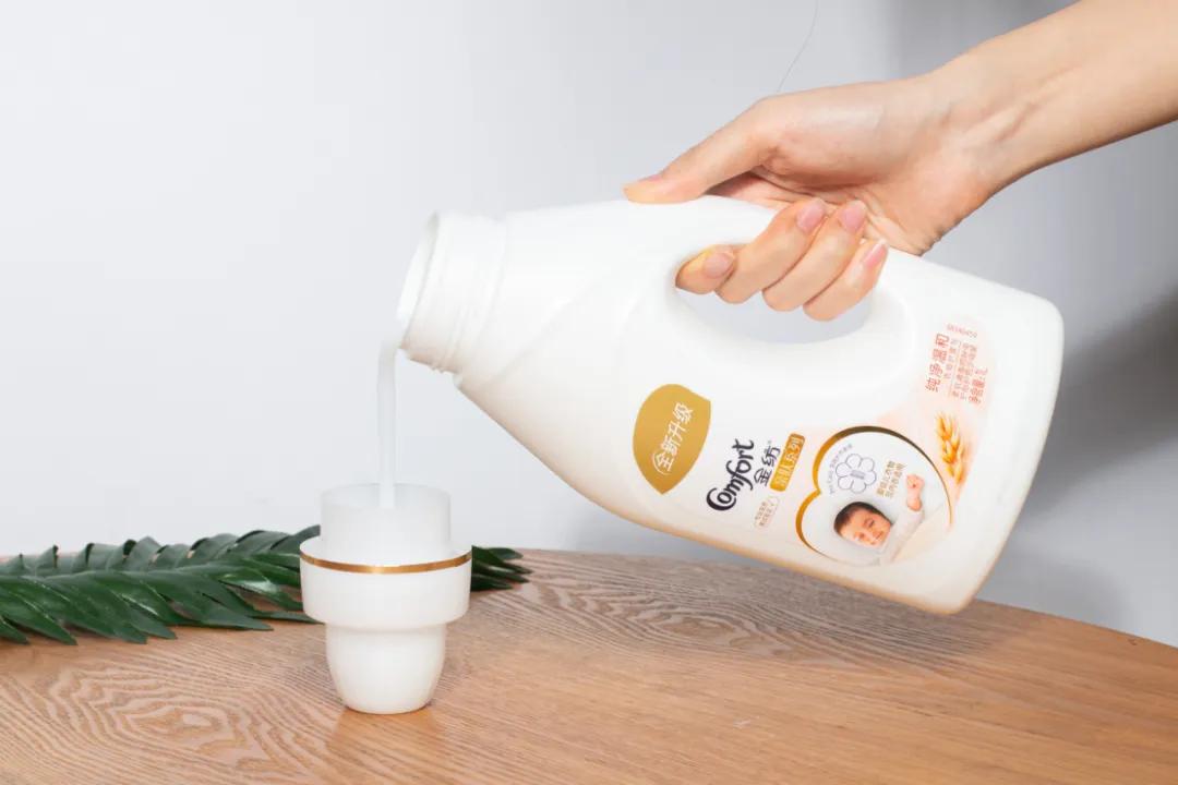 T恤穿腻了？想要时髦又遮肉，春夏白衬衫应该这么洗和这样穿