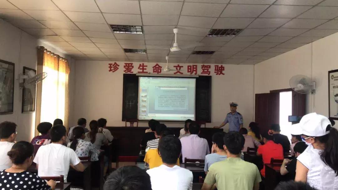 遂川交警深入驾校为开班新学员送上交通安全课！